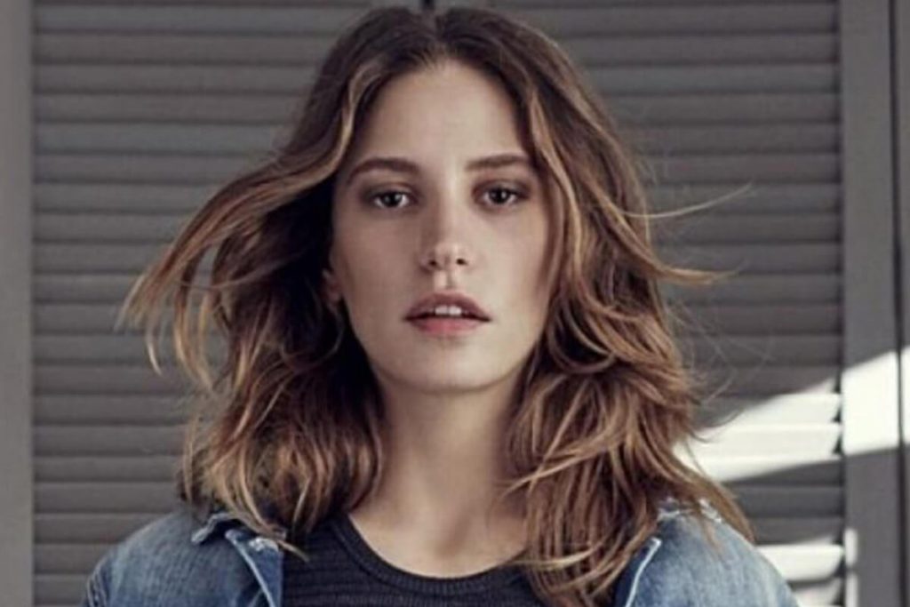 Serenay Sarıkaya Kimdir? Kariyeri ve Eğitim Hayatı