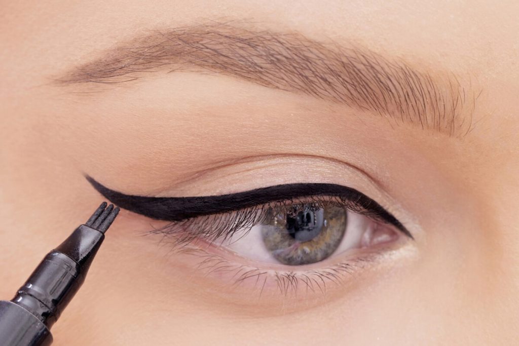 En Kolay Eyeliner Nasıl Çekilir?