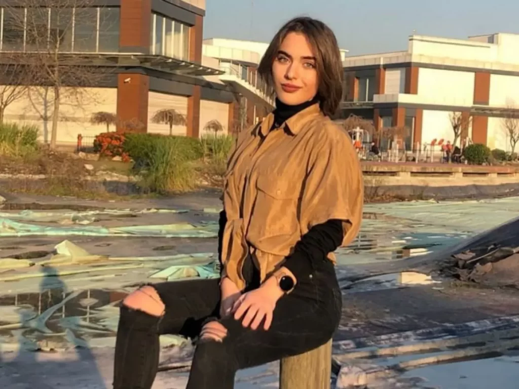 Çağla Şimşek Kimdir? Kaç Yaşında?